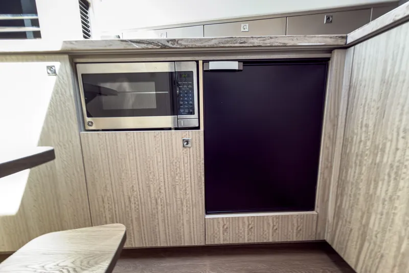 Slide: The Image of Galeon 435 GTO 2026 - 23