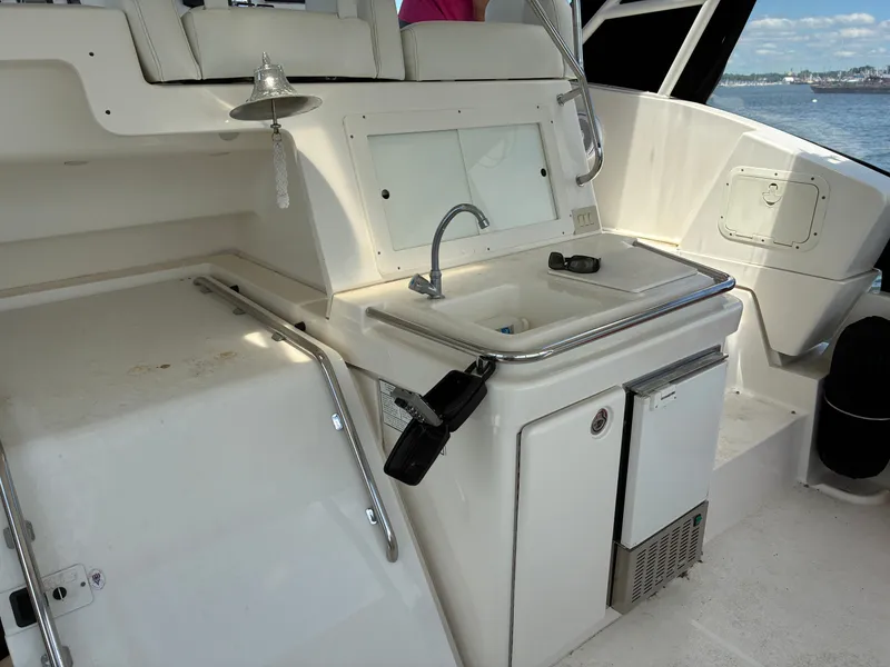 Slide: The Image of The 2001 Silverton 392 Motor Yacht features an outdoor kitchen with a sink and refrigerator. - 6