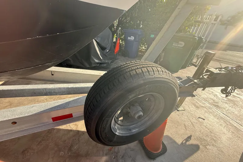 Slide: The Image of Trailer wheel of a 2006 Four Winns 328 Vista boat in sunlight. - 18