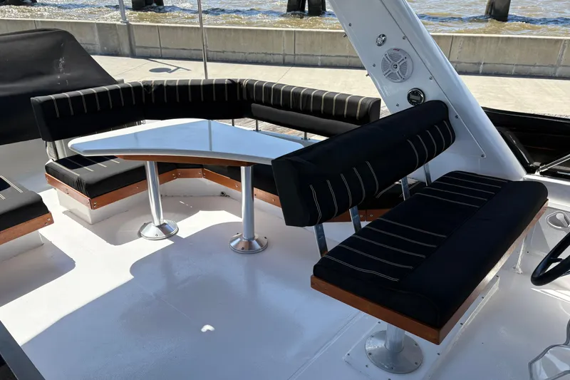 Slide: The Image of Luxurious seating area on 2001 Navigator Yacht 5600 Pilothouse Classic. - 22