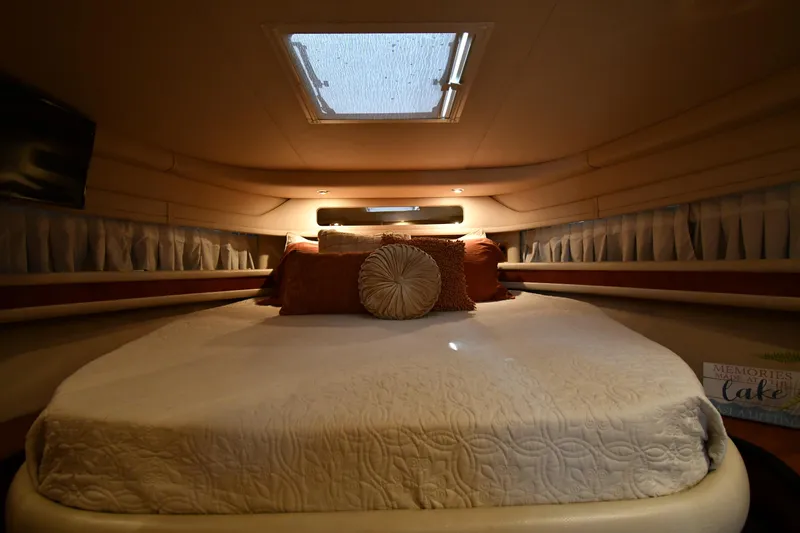 Slide: The Image of Cabin of the 2000 Sea Ray Sundancer 460 with a cozy bed and skylight. - 36