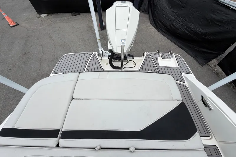 Slide: The Image of Sea Ray SPX 210 Outboard 2023 - 61