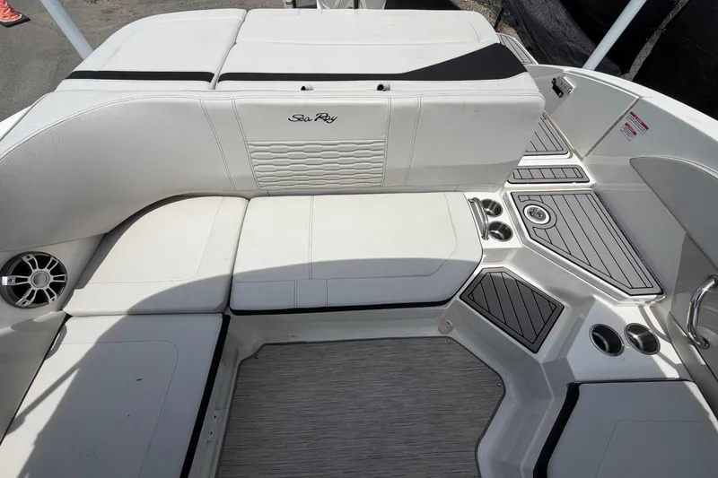 Slide: The Image of Sea Ray SPX 210 Outboard 2023 - 50