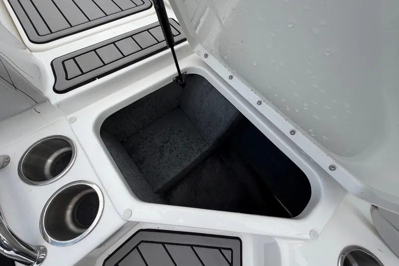 Slide: The Image of Sea Ray SPX 210 Outboard 2023 - 57