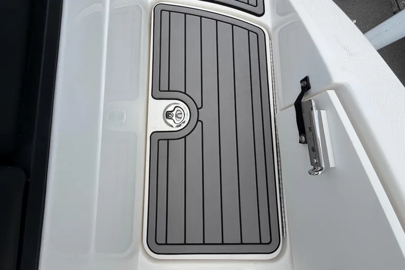 Slide: The Image of Sea Ray SPX 210 Outboard 2023 - 58