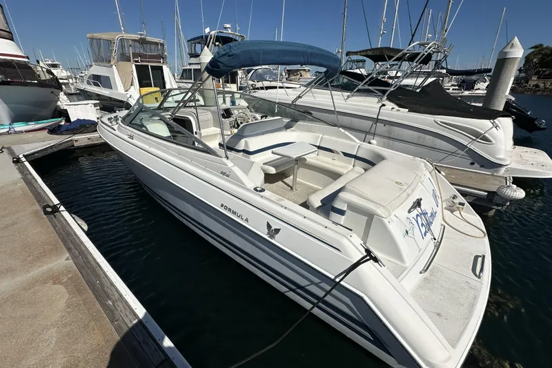 Slide: The Image of 2000 Formula 280 Sun Sport boat docked at marina, surrounded by other vessels. - 3