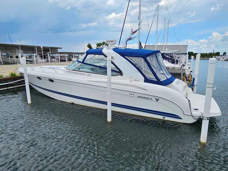 Slide: The Image of 2001 Formula 400 Super Sport at dock with blue canopy. - 2