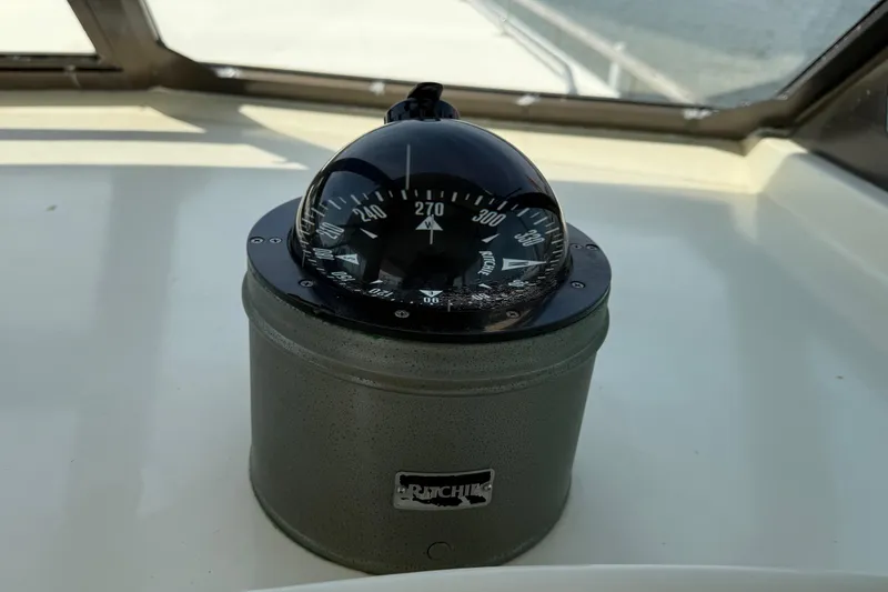 Slide: The Image of Compass on 1981 Hatteras 43 Motor Yacht, displaying a heading of 270 degrees. - 27