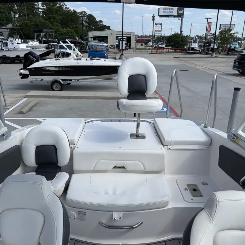 Slide: The Image of Chaparral 21 H2O Ski & Fish 2023 - 16