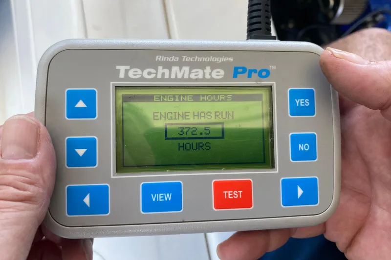 Slide: The Image of TechMate Pro displaying 372.5 engine hours for 2002 Formula 382 FASTech. - 27