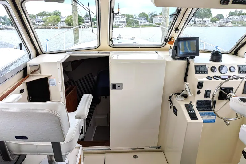 Slide: The Image of Interior of 2003 Atlas Acadia 32 boat with navigation equipment and seating. - 17