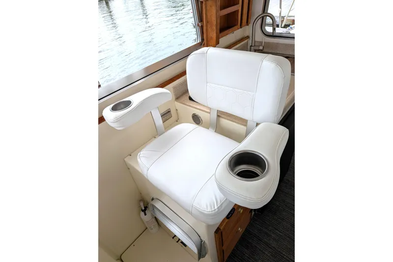 Slide: The Image of White captain's chair with cup holders on a 2003 Atlas Acadia 32 boat. - 29
