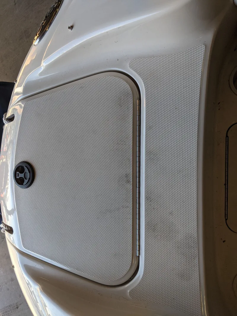 Slide: The Image of Surface of a 2002 Sea Ray 220 Sundeck boat. - 17