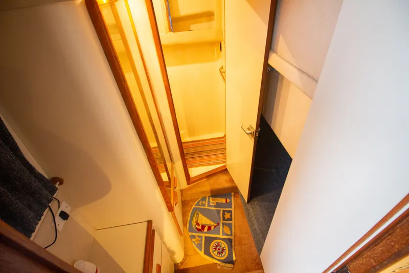 Slide: The Image of Interior del Sea Ray 440 Express Bridge 1993 con alfombra y armario. - 53