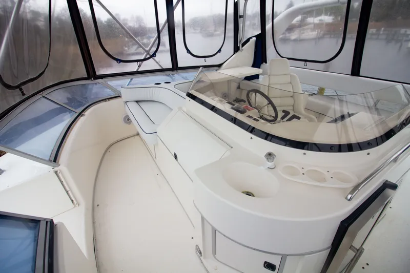 Slide: The Image of Innenansicht der Sea Ray 440 Express Bridge von 1993. - 31