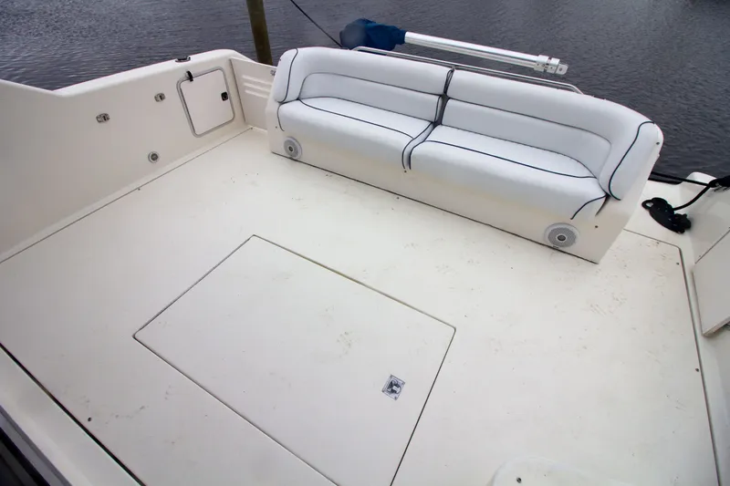Slide: The Image of Dekgebied van de Sea Ray 440 Express Bridge 1993 met zitbank. - 21