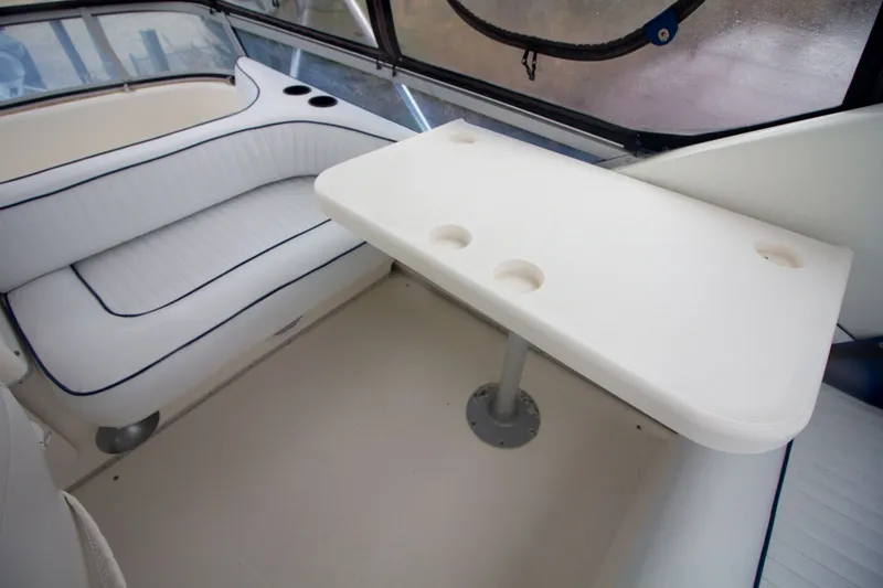 Slide: The Image of Interior del Sea Ray 440 Express Bridge 1993 con asientos y mesa. - 27