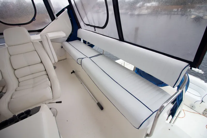 Slide: The Image of Interior del Sea Ray 440 Express Bridge 1993 con asientos blancos. - 26