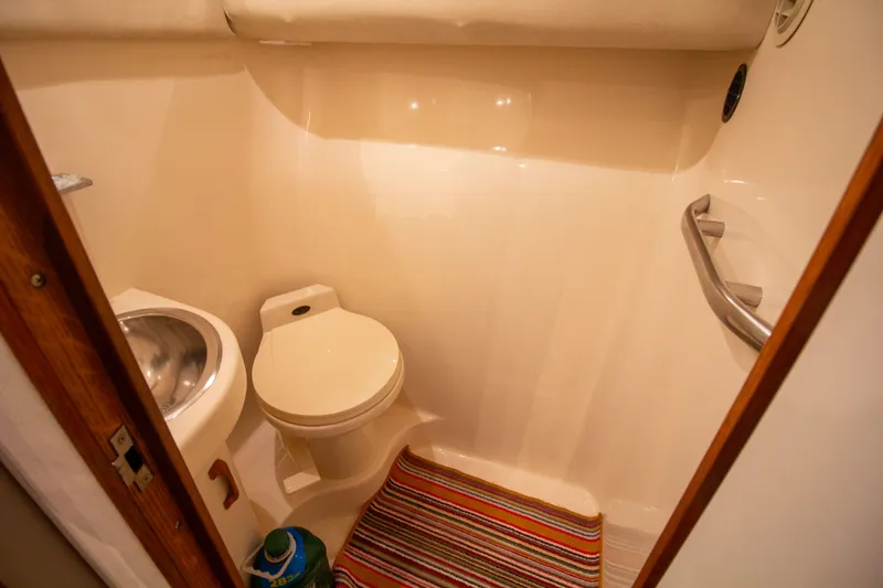 Slide: The Image of Badkamer in 1993 Sea Ray 440 Express Bridge boot. - 51