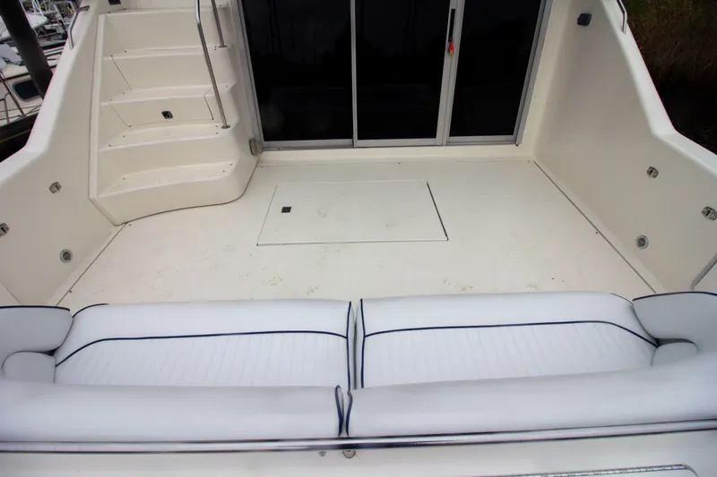 Slide: The Image of Interieur van de Sea Ray 440 Express Bridge 1993 met witte zitplaatsen. - 18