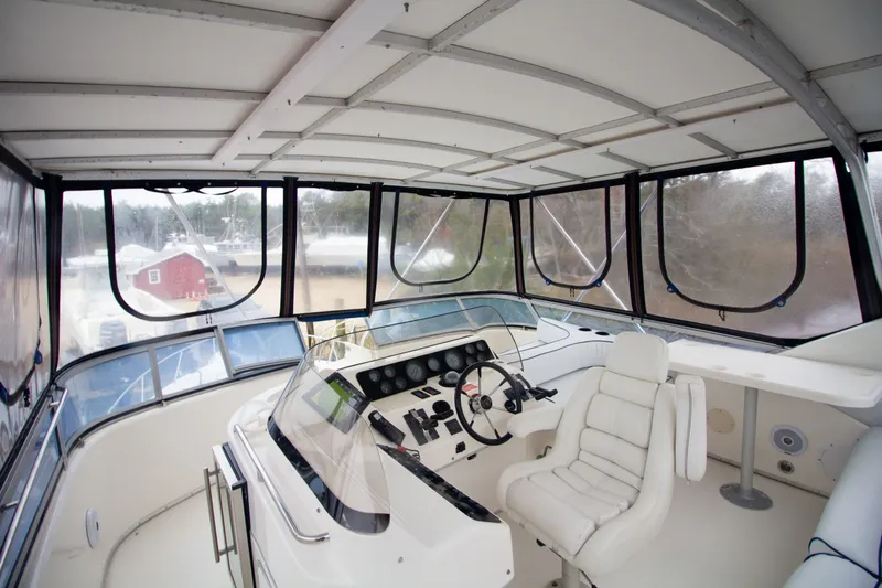 Slide: The Image of Innenansicht der Sea Ray 440 Express Bridge von 1993. - 24
