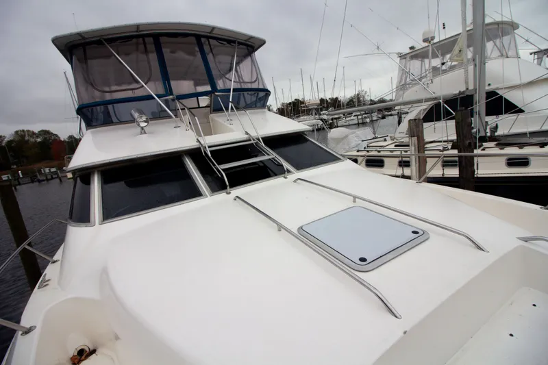 Slide: The Image of 1993 Sea Ray 440 Express Bridge im Hafen, Vorderansicht. - 39