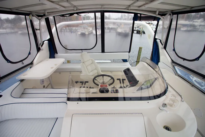 Slide: The Image of Vista interior del Sea Ray 440 Express Bridge de 1993. - 32