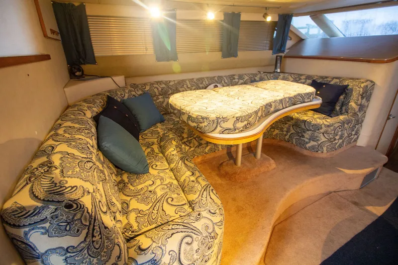 Slide: The Image of Interior del yate Sea Ray 440 Express Bridge 1993 con tapicería estampada. - 45