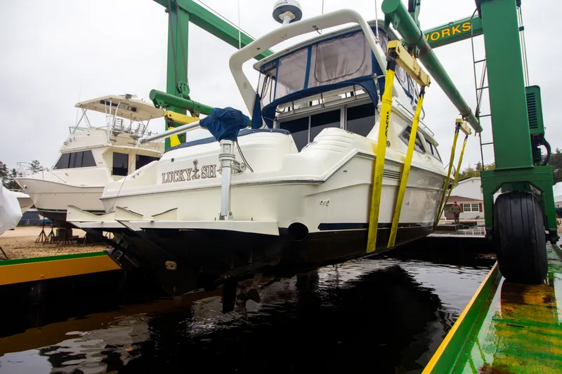 Slide: The Image of Sea Ray 440 Express Bridge de 1993 en dique seco. - 11