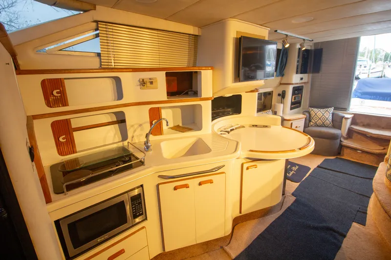 Slide: The Image of Intérieur du Sea Ray 440 Express Bridge 1993, avec cuisine et salon. - 44