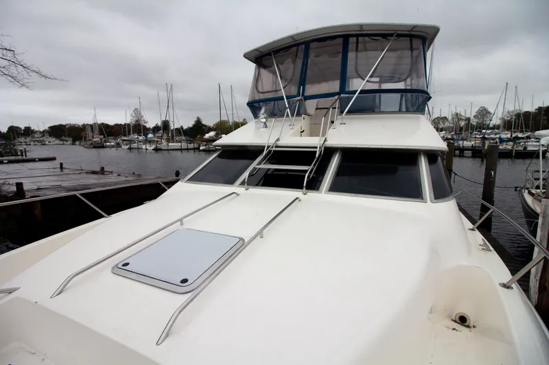 Slide: The Image of Sea Ray 440 Express Bridge 1993 amarré, ciel nuageux. - 38