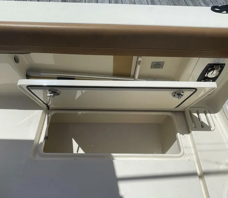 Slide: The Image of Scout 380 LXF 2019 - 10