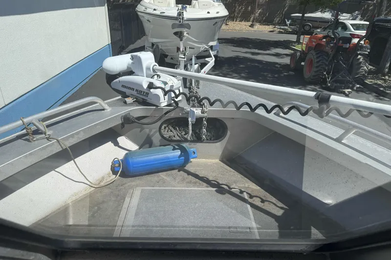 Slide: The Image of 2011 North River 21' Seahawk boat with Minn Kota trolling motor and blue fender. - 32