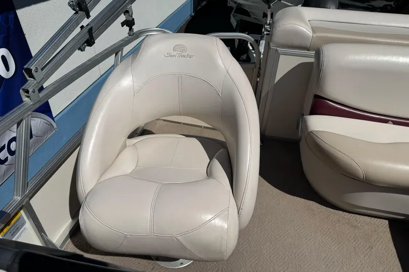 Slide: The Image of 2011 Sun Tracker Party Barge 21 boat seat, white leather, comfortable design. - 15