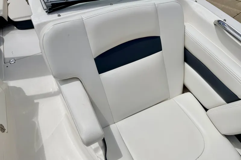 Slide: The Image of 2015 Chaparral Sunesta 264 boat seat with white and navy upholstery. - 69