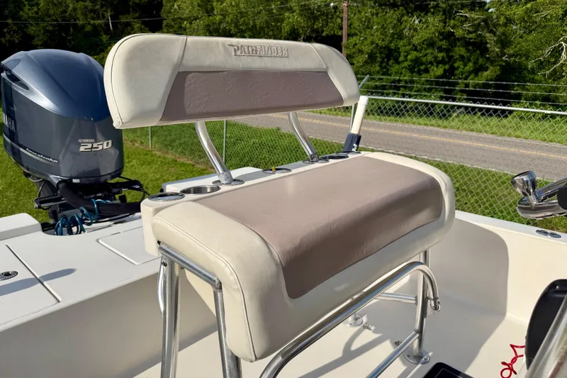 Slide: The Image of 2009 Pathfinder 2200 Tournament Edition boat seat and Yamaha 250 engine. - 7