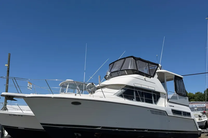 The Image of Carver Yachts 356 Aft Cabin Motor Yacht 1995 - undefined