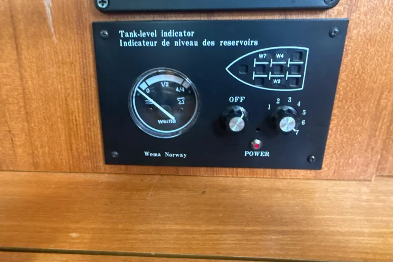 Slide: The Image of Tank-level indicator panel on 2007 Hunter 41 Deck Salon yacht. - 18