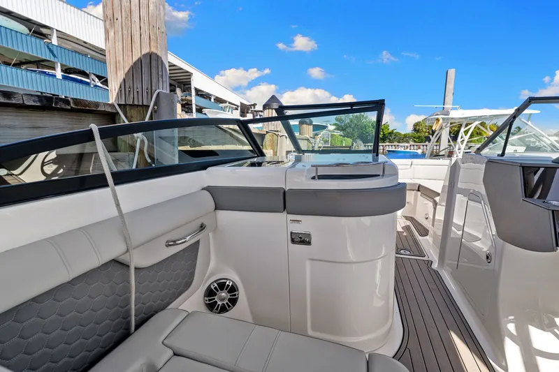 Slide: The Image of Sea Ray SDX 290 Outboard 2023 - 28