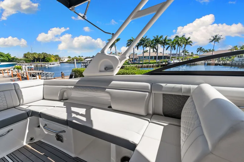 Slide: The Image of Sea Ray SDX 290 Outboard 2023 - 32