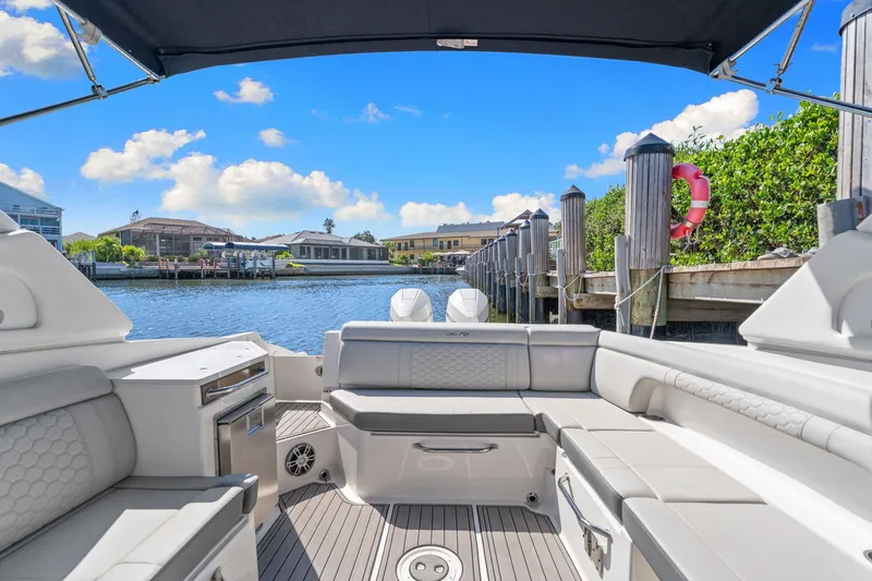 Slide: The Image of Sea Ray SDX 290 Outboard 2023 - 34