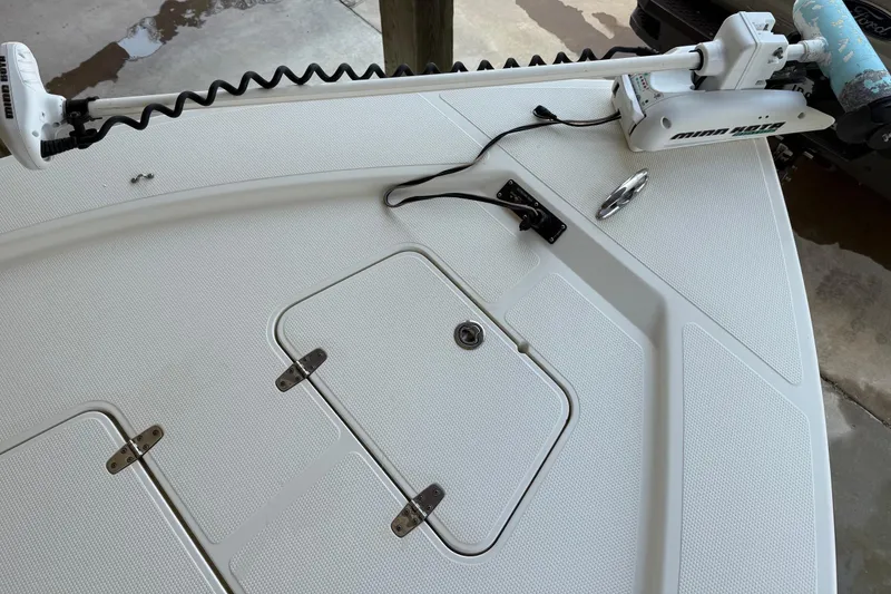 Slide: The Image of Deck of 2006 BlackJack 224 boat with Minn Kota trolling motor. - 25