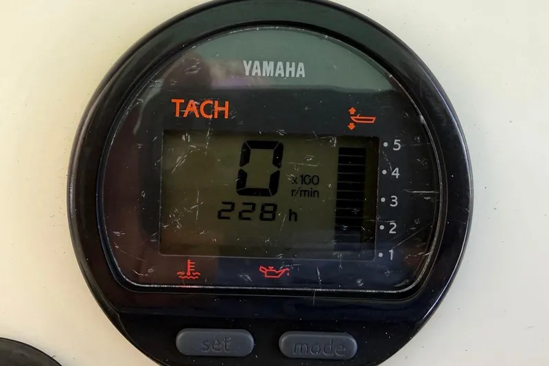 Slide: The Image of Yamaha tachometer displaying 0 RPM and 228 hours on a BlackJack 224, 2006 model. - 32