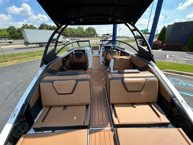 Slide: The Image of Yamaha Boats 252SD 2026: Spacious deck with brown upholstery and modern design. - 5