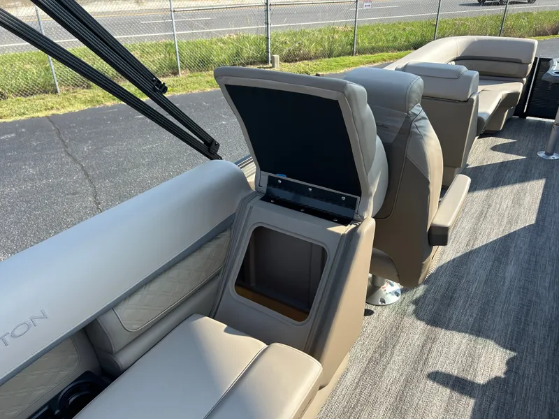 Slide: The Image of Bennington 23SSR LUXE 2027 - 32