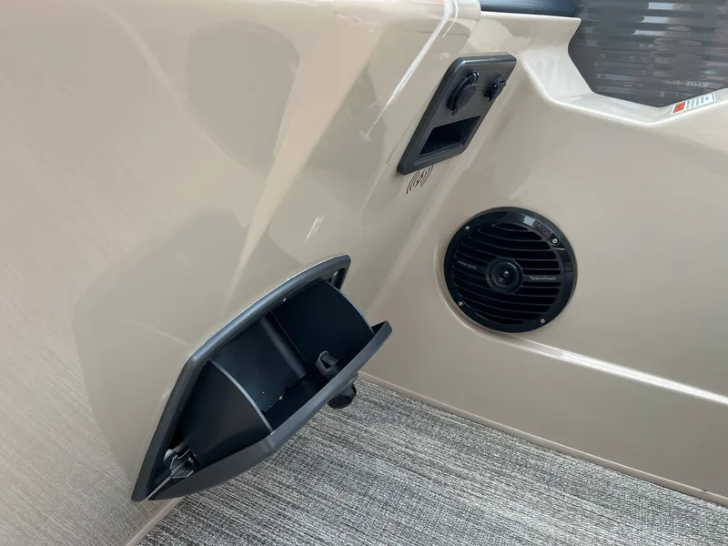 Slide: The Image of Bennington 23SSR LUXE 2027 - 20