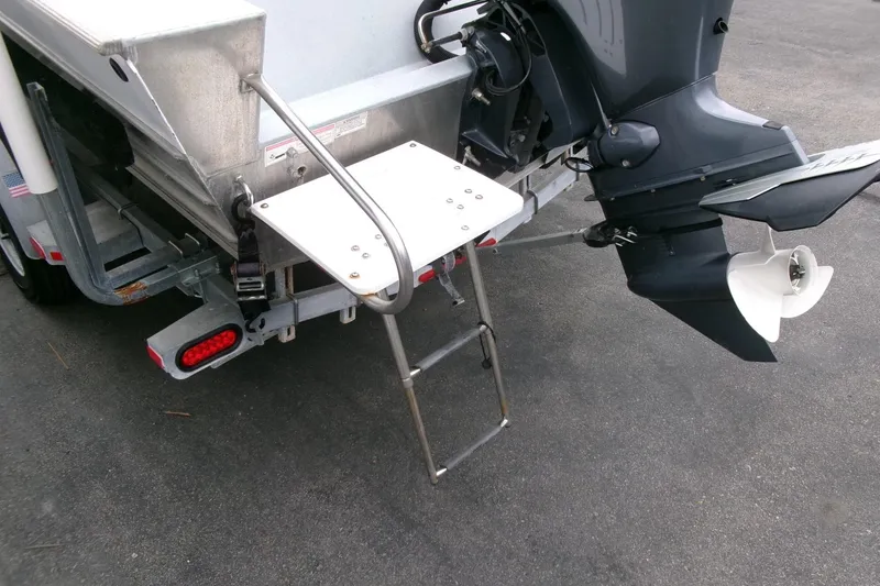 Slide: The Image of 2017 Klamath Bayrunner 19 Baja boat with outboard motor and boarding ladder. - 15