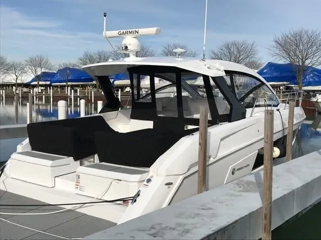 Slide: The Image of 2018 Cruisers 390 Express Coupe - 5