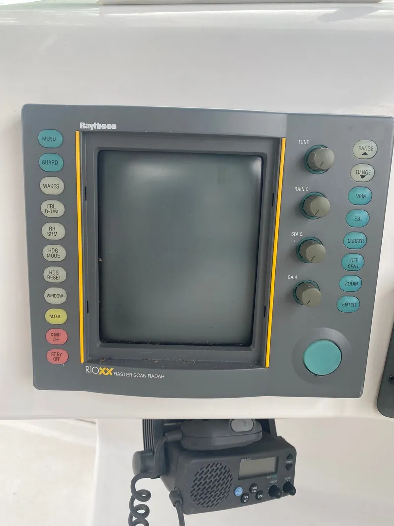 Slide: The Image of 1998 Donzi 3250 LXC - 10