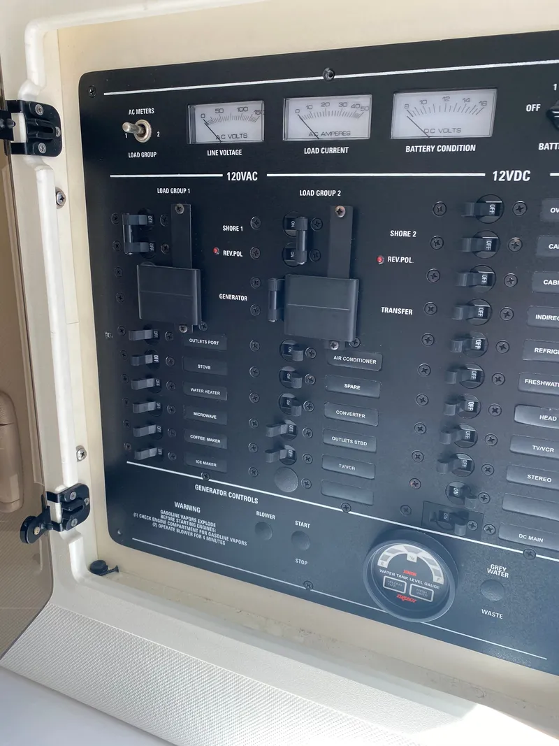 Slide: The Image of 1998 Donzi 3250 LXC - 29